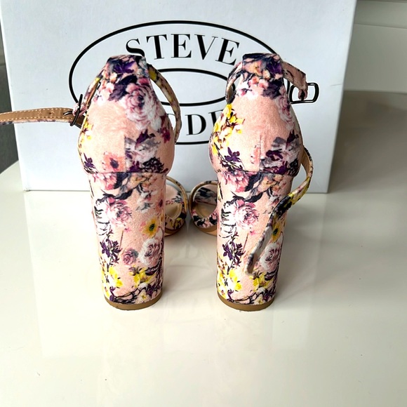 Steve Madden Carrson Floral Heel - Picture 3 of 7